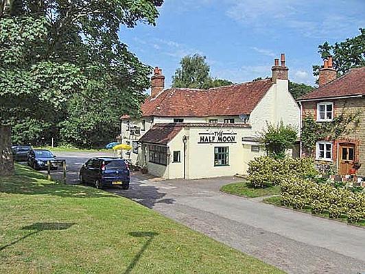 Half Moon - Half Moon Petersfield Road Midhurst West Sussex GU29 9LL